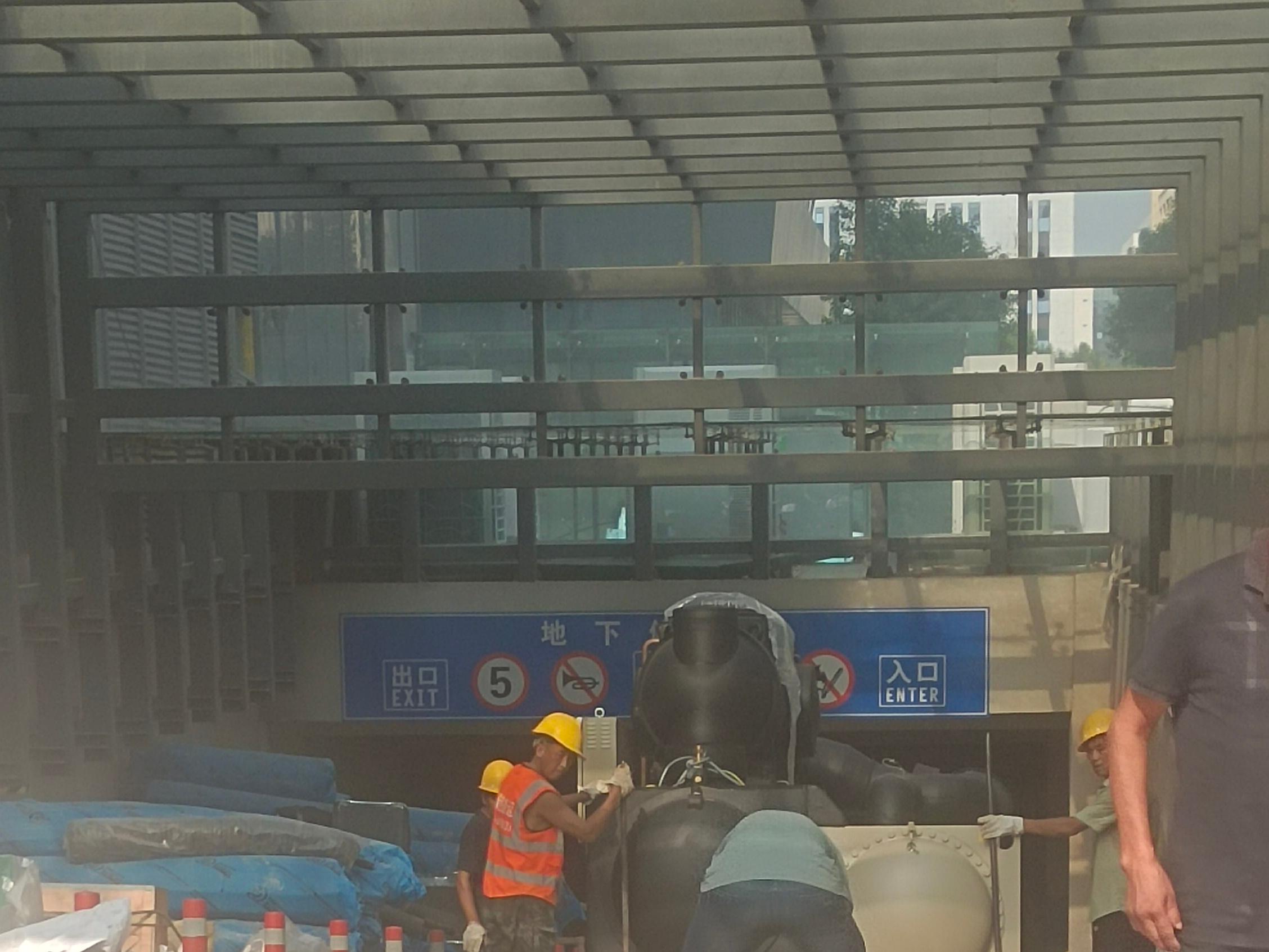  高新開發(fā)區(qū)北斗科技空調(diào)主機(jī)吊裝搬運就位